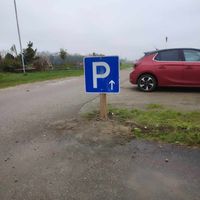 Parkplatzschild neu aufstellen